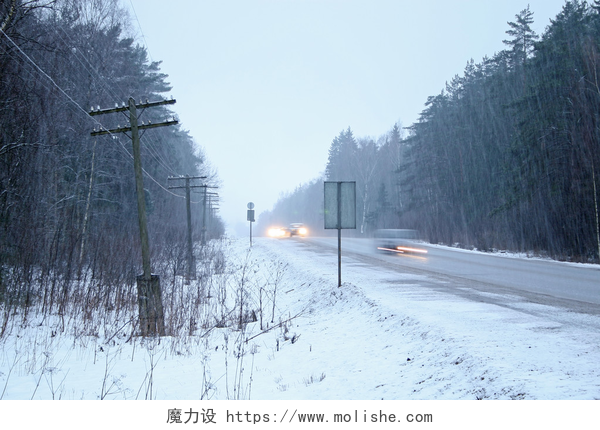 冬季森林中的一条公路暴雪